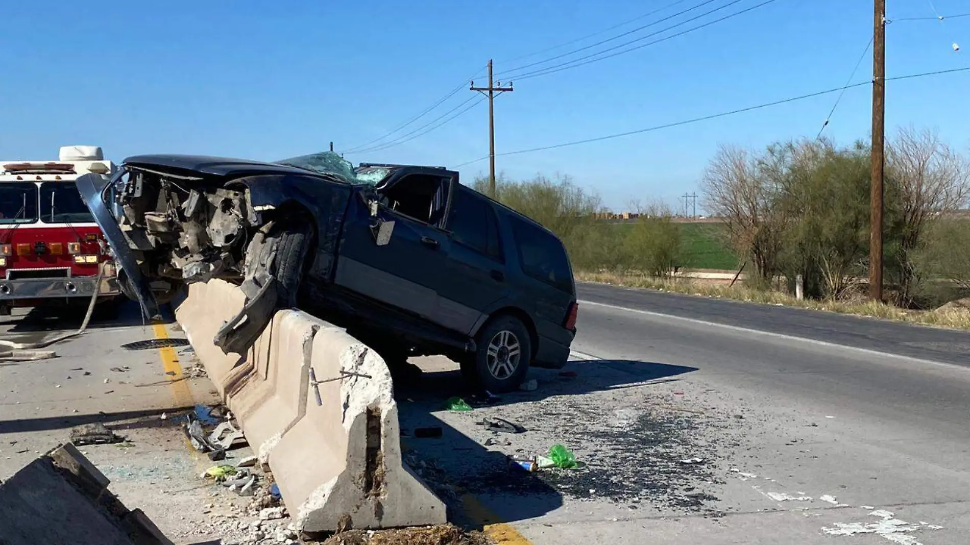 Esta mañana por la carretera a Mexicali, a la altura del ejido Mezquital ocurrió el choque de una camioneta contra el muro de contención que divide los carriles